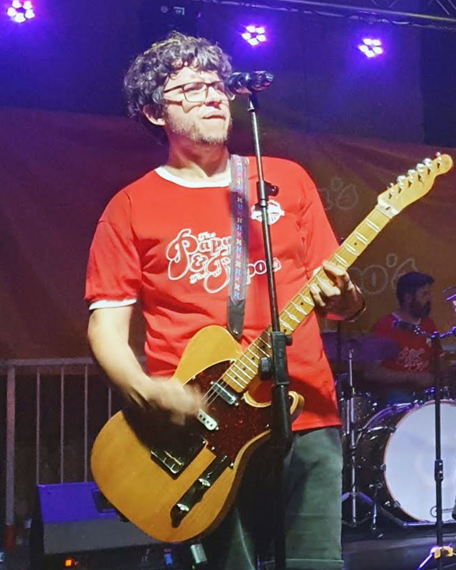 Roger Palacín tocant la guitarra en un concert